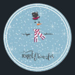Adesivo Magic and Wonder Christmas Snowman Blue ID440<br><div class="desc">Bonita design de Natal redonda com um boneco de neve estilizado, enquadrada em branco sobre um quadro azul esparramado com flocos de neve e estrelas. A tipografia de tendências de 'Magic and Wonder' completa a design. Adicione seu nome para personalizar é preferido. Procure ID440 para ver outros produtos de coordenação...</div>