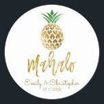 Adesivo Mahalo Tropical Hawaiian Pineapple White<br><div class="desc">Mahalo Tropical Hawaiian Pineapple Casado Branco Favor Sticker para um Casamento de Destino Hawaii. O nome e a data podem ser atualizados nesta vinheta.</div>