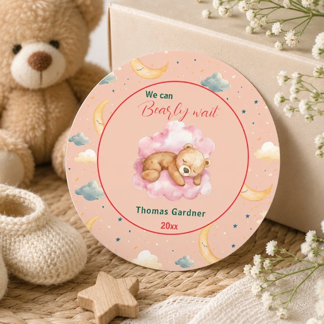 Adesivo Mal Podemos Esperar Menino Urso Festa do Bebê  (We Can Bearly Wait Boy Cute Bear Baby Shower Classic Round Sticker)