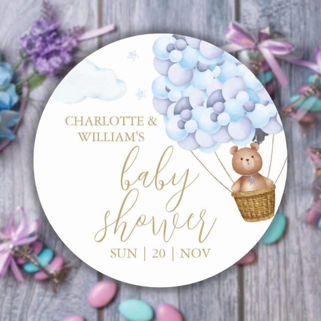 Adesivo Mal Podemos Esperar Urso Teddy Azul Chã de Bebê (We Can Bearly Wait Teddy Bear Blue Baby Shower Classic Round Sticker)