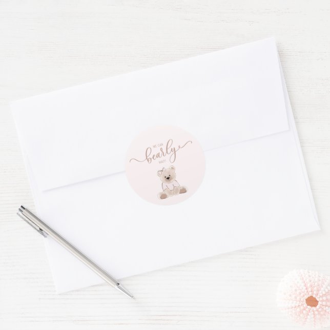 Adesivo Mal Podemos Esperar Urso Teddy Rosa Chade de Bebê (Envelope)