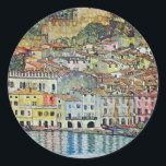 Adesivo Malcesine no lago Garda por Gustav Klimt<br><div class="desc">Malcesine no lago Garda (1913), por Gustav Klimt, é uma pintura simbolista vitoriana da Era Art Nouveau de arte. Uma bela vista da cidade italiana de Malcesine, com edifícios e casas à beira do porto. As casas e barcos lançam um reflexo na água calma. Vocês podem ver as paredes do...</div>