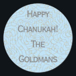 Adesivo Manchas "Dreidels/Stars/Blue"<br><div class="desc">Chanukah/Hanukkah "Dreidels and Stars/Blue" Stickers Round. Silver e Dourados "Dreidels and Stars" Divirtam-se usando estes adesivos como topos de bolo, etiquetas de presentes, fechos de malas ou o que quer que seja que enche suas festividades! Personalize eliminando "Feliz Chanukah Os Goldman" e adicionando suas próprias palavras, usando seu estilo de...</div>