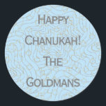 Adesivo Manchas "Dreidels/Stars/Blue"<br><div class="desc">Chanukah/Hanukkah "Dreidels and Stars/Blue" Stickers Round. Silver e Dourados "Dreidels and Stars" Divirtam-se usando estes adesivos como topos de bolo, etiquetas de presentes, fechos de malas ou o que quer que seja que enche suas festividades! Personalize eliminando "Feliz Chanukah Os Goldman" e adicionando suas próprias palavras, usando seu estilo de...</div>