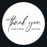 Adesivo Manual de Casamento Moderno Obrigado Personalizado<br><div class="desc">Personalize os nomes e a data do evento neste adesivo redondo simples e moderno,  com um script de estilo de anotações para as palavras "Obrigado".</div>