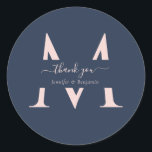 Adesivo Marinho Azul Blush Monograma Casamento Favor Obrig<br><div class="desc">Azul marinho moderno personalizado e obrigado de casamento monograma esmagado que você coloca com o roteiro moderno. Personalizar facilmente online. Itens correspondentes disponíveis para complementar estas etiquetas de casamento elegantes de monograma.</div>