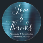 Adesivo Marinho Azul Chic Metalical Love & Obrigados<br><div class="desc">Marinho Blue e White Typografia Script Faux Metal Metallic Elegant Love and Obrigados - Obrigado Favor Sticker que pode ser usado como Envelope Seal. Este adesivo pode ser personalizado para incluir seu nome e data do casamento. Este adesivo faz parte de uma coleção de casamento correspondente e itens adicionais podem...</div>