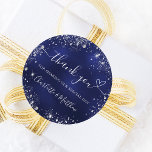 Adesivo Marinho azul de prata brilhante obrigado de coraçã<br><div class="desc">Um fundo azul clássico do marinho,  a cor azul é irregular. Decorado com falso brilho prateado,  faíscas e um coração. Personalize e adicione seus nomes. Com o texto: Obrigado por compartilhar nosso dia especial.</div>