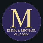 Adesivo Marinho Azul e Dourado Prêmio Casamento do Monogra<br><div class="desc">Um design elegante marinho azul e ouro na moda, , ,  com seu monograma,  nome e data em estilo de fonte profissional ouro,  em fundo azul marinho. Note-se que a folha de ouro apresentada no produto é um efeito impresso e não uma folha de ouro real.</div>