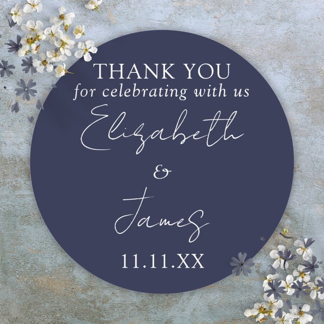 Adesivo Marinho Blue Elegant Script Casamento Obrigado (Navy Blue Elegant Script Wedding Thank You Classic Round Sticker)