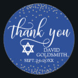 Adesivo Marinho Blue Silver BAT/BAR MITZVAH Obrigado<br><div class="desc">Um belo script de caligrafia personalizado obrigado que você BAT ou BAR MITZVAH adesivos para adicionar aos seus envelopes e/ou favores de presentes. Cor azul de fundo do marinho (pode ser alterada para qualquer cor) com estrela de DAVID. Faux cinza prateada, confete de brilho. Perfeito para qualquer festa. Etiquetas de...</div>