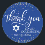 Adesivo Marinho Blue Silver BAT/BAR MITZVAH Obrigado<br><div class="desc">Um belo script de caligrafia personalizado obrigado que você BAT ou BAR MITZVAH adesivos para adicionar aos seus envelopes e/ou favores de presentes. Cor azul de fundo do marinho (pode ser alterada para qualquer cor) com estrela de DAVID. Faux cinza prateada, confete de brilho. Perfeito para qualquer festa. Etiquetas de...</div>
