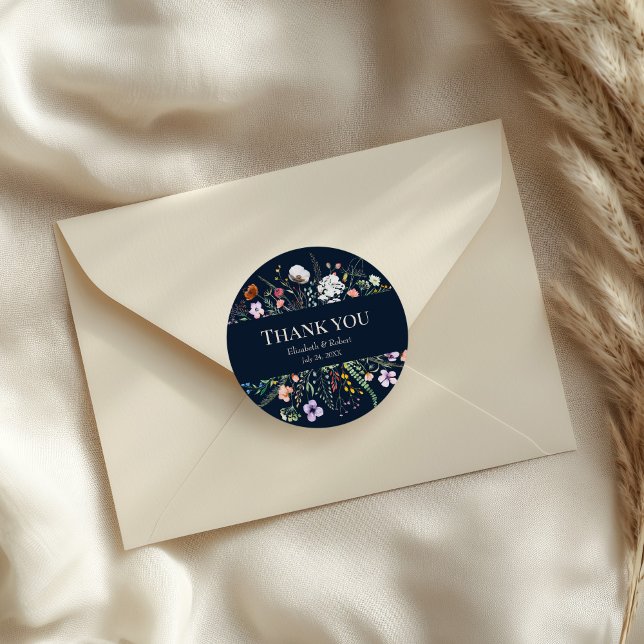 Adesivo Marinho Blue Wildflower Meadow Casamento Obrigado (Navy Blue Wildflower Meadow Wedding Thank You Classic Round Sticker on an elegant wedding envelope)