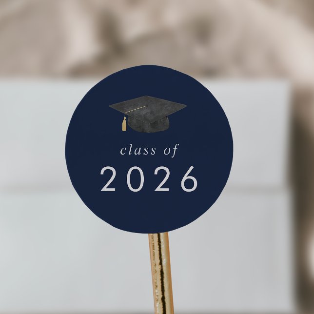 Adesivo Marinho Chic Blue Formando Classe de Boné de Gradu (Chic Navy Blue Grad Cap Class of 2026 Graduation Classic Round Sticker)