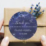 Adesivo Marinho de flores azuis obrigado de prata<br><div class="desc">Um fundo azul marinho decorado com flores azuis e faíscas prateadas. A cor azul é irregular. Personalize e adicione seus nomes e data de casamento. Com o texto: Obrigado por compartilhar nosso dia especial.</div>