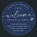 Adesivo Marinho Moderno Blue Wedding Welcome Hotel Bag<br><div class="desc">Marinho Blue Hotel Bag Stickers: Projetados em uma matiz profunda, estes adesivos modernos de boas-vindas de caligrafia são uma maneira elegante de cumprimentar seus convidados. Cada design redondo de 3 polegadas apresenta "amigos e família de boas-vindas" com um doce sotaque cardíaco e nomes personalizados e data abaixo. O rico fundo...</div>