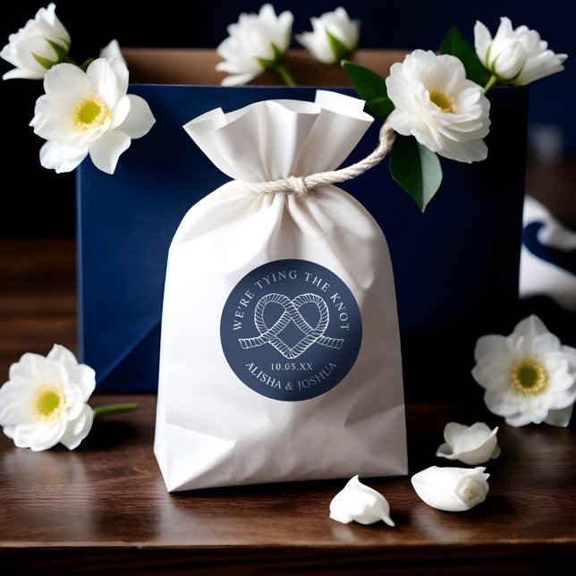 Adesivo Marinho Náutico do Coração de casando e Branco (Tying The Knot Rope Heart Nautical Navy & White Classic Round Sticker)