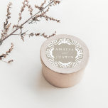 Adesivo Marrakesh Wedding Sticker | Linen Greige<br><div class="desc">Coloque seus envelopes de casamento, favores e muito mais com nossos elegantes adesivos marroquinos inspirados em marinho e branco. O Round design apresenta seus nomes conectados por uma escrita decorativa e rodeados por uma borda geométrica em branco sobre um fundo bege arenoso. Coordena-se com a nossa coleção de convites de...</div>