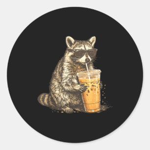 Adesivo Mascote de guaxinim engraçado bebendo café gelado 