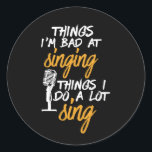 Adesivo Mau Em Cantando Um Cantor Funny Karaoke<br><div class="desc">Sou mau em cantar amor para cantar. Design engraçado para aqueles que adoram cantar em palco, no chá, coro ou musical, lideram vocalista em banda musical. Legal mercadoria humorística para músico, artista, compositor cantor e membro da banda de rock. Perfeito para a noite e audição de karaokê. presente de Natal...</div>
