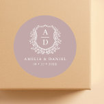 Adesivo Mauve Crest Modern Monogramas Wedding<br><div class="desc">Adicione um toque de finalização refinado aos seus detalhes de casamento com o nosso Clássico Redondo Clássico Mauve Crest Moderno Monograma. Apresentando um design minimalista de crista em tons suaves de massa emparelhados com um monograma moderno elegante, este adesivo versátil é perfeito para selar convites, favorecer bolsas ou cartas de...</div>