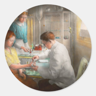 Adesivo Médico - Aplicando primeiros socorros - 1917