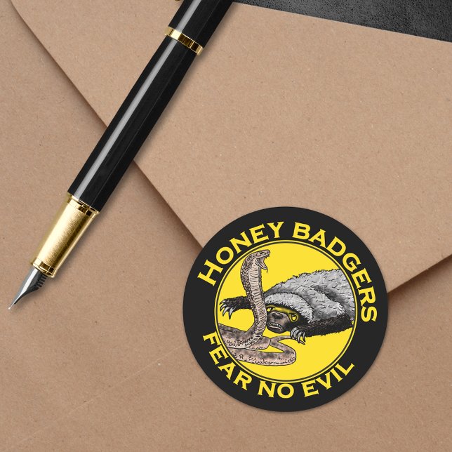 Adesivo Mel Badgers não tem medo de Mau Amarelo assustador (Honey badgers fear no evil quote yellow and black sticker honey badger verses snake illustration )