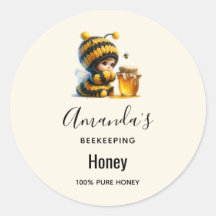 Menina bonita na roupa de abelhas com mel