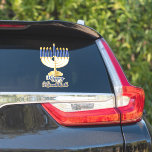 Adesivo Menorá com Luzes Feliz Hanukkah<br><div class="desc">Ótimo para celebrar a temporada de Hanukkah,  este design apresenta nosso gráfico vetorial de menorá original com caligrafia de texto script,  saudação "Feliz Hanukkah". Design composto por Holiday Hearts Designs (direitos reservados).</div>