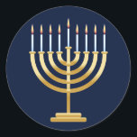 Adesivo Menorá judeu de Chanukah<br><div class="desc">Porta-velas judaicas com velas em fundo azul.</div>