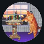 Adesivo Menorah Cat<br><div class="desc">Então o gato é ruivo,  ele é um Ashkenazi! E está ao pôr do sol,  ele está a pôr o seu kippah,  ele está a acender as velas e a dizer as orações,  e a lembrar-se de que um milagre Excelente aconteceu ali.</div>