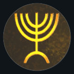 Adesivo Menorah Flame<br><div class="desc">Uma renderização digital da menorah judaica de sete ramificações (hebraico: מְ נ וֹ ה ). A menorah de sete ramificações, usada no santuário portátil montado por Moisés na selva e, mais tarde, no Templo em Jerusalém, tem sido símbolo do judaísmo desde a Antiguidade e é o emblema no casaco de...</div>