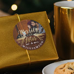 Adesivo Merrily Eternamente Após O Russo Sr. & Sra. Primei<br><div class="desc">Celebre a época mágica e festiva de férias com o nosso personalizado adesivo de fotos de Natal do Sr & Sra. Nosso design de natal moderno, recém-casado, mostra a mensagem de tipografia "Merrily Ever After" em um estilo de roteiro de escrita manual com folhagem festiva de férias para criar esta...</div>