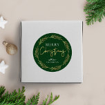 Adesivo Merry Christmas Label Holly Wreath Faux Gold Foil<br><div class="desc">Termine sua embalagem de Natal e embrulho de presente com uma folha de ouro falsa personalizada. Esta luxuosa etiqueta redonda de Natal Holly Wreath inclui uma coroa dourada e uma letra dourada sobre um fundo verde escuro,  com um espaço para o seu nome ou sobrenome familiar.</div>