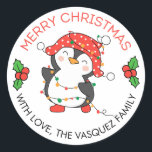 Adesivo Merry Christmas Lights Penguin Stickers Labs<br><div class="desc">Ilumine a sua época de férias com este adorável Pau de Natal Feliz. Este adesivo redondo apresenta um pinguim incrivelmente bonito cercado por luzes cintilantes, trazendo um toque animador para as suas decorações de Natal. Perfeito para adicionar uma atmosfera acolhedora e festiva às suas cartas, presentes e projetos de férias...</div>