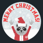 Adesivo Merry Christmas Raccoon<br><div class="desc">Ilustração de um guaxinim bonitinho vestido de Papai noel em uma cena de inverno. O texto diz: "Feliz Natal!"</div>