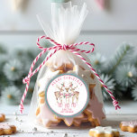 Adesivo Merry Christmas Reindeer Nome Personalizado<br><div class="desc">Merry Christmas Reindeer Festivo Moderno Etiquetas de nome Personalizadas apresenta renas festivas com arcos cor-de-rosa e sotaques florais com o texto "Feliz Natal" em moderno roteiro de caligrafia rosa com seu nome personalizado. Autocolantes personalizados para colocar em presentes, envelopes, selos e muito mais para o Natal e feriados para familiares...</div>