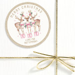 Adesivo Merry Christmas Reindeer Nome Personalizado<br><div class="desc">Merry Christmas Reindeer Festivo Moderno Etiquetas de nome Personalizadas apresenta renas festivas com arcos cor-de-rosa e sotaques florais com o texto "Feliz Natal" na tipografia da escrita de caligrafia dourada moderna com seu nome personalizado. Autocolantes personalizados para colocar em presentes, envelopes, selos e muito mais para o Natal e feriados...</div>