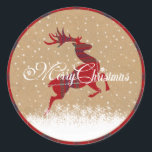 Adesivo Merry Christmas Reindeer Tartan Red/Kraft ID590<br><div class="desc">Este belo adesivo de Natal apresenta um fundo de papel Kraft pontilhado com flocos de neve e revestido com uma silhueta de renas de tartã vermelha e um texto de roteiro de 'Feliz Natal'. Procure ID590 para ver todos os produtos de coordenação para este design.</div>