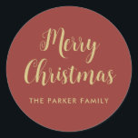 Adesivo Merry Christmas Sticker | Script Dourado Casual Fa<br><div class="desc">Adicione um toque de charme festivo aos seus presentes de férias, cartas e pacotes com este elegante adesivo "Feliz Natal". Apresentando uma escrita casual de ouro falso em um fundo vermelho vibrante, é perfeito para espalhar alegria de férias. Excelente para favoritos para festas, envelopes ou projetos DIY, esses adesivos trazem...</div>