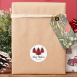 Adesivo Merry Christmas Trees Rustic Red Xadrez Personaliz<br><div class="desc">Esta etiqueta festiva apresenta uma design de árvore de Natal ruidosa e xadrez vermelha com as palavras Feliz Natal e um ponto para colocar o seu próprio nome. Ambos são totalmente personalizáveis. Perfeito para as suas necessidades de presentes de Natal e Férias.</div>