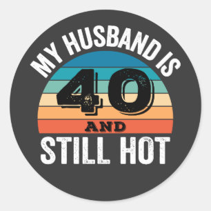 Adesivo Meu marido tem 40 anos e ainda está quente