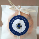 Adesivo Midnight Anemone | Salvar a data de casamento<br><div class="desc">Faça uma impressão vívida sobre os seus futuros convidados de casamento com este único adesivo de casamento da Meia-Noite. Ele apresenta um floral de anêmona branco estrelado contrastado com um pano de fundo azul escuro da meia-noite.</div>