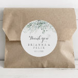 Adesivo Minimalista Eucalyptus Obrigado Favor De Casamento<br><div class="desc">Este obrigado de eucalipto minimalista que você fez para o casamento... um adesivo redondo clássico é perfeito para um casamento rústico. A design apresenta uma coloração aquosa elegante folhas verdes de eucalipto. Faça com que a etiqueta do adesivo seja sua, incluindo seus nomes, o evento (se aplicável) e a data....</div>