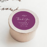 Adesivo Mínimo de Leaf Berry Purple Obrigado A Favor Stick<br><div class="desc">Este obrigado púrpura de morango de folha que você quer é perfeito para uma recepção de casamento de boho. A design apresenta uma simples silhueta verde folha em uma romântica cor violeta de verão com estilo minimalista de jardim boêmico. Personalize as etiquetas do adesivo com seus nomes, o evento (se...</div>