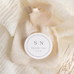 Adesivo Mínimo e Chic | Branco com Casamento de Sage Inici<br><div class="desc">Este elegante e moderno obrigado de casamento que você favorece os adesivos apresentam um simples design de texto branco e sábio verde que exumenta o estilo minimalista. Adicione suas iniciais ou monograma para torná-las completamente suas.</div>