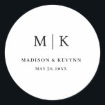 Adesivo Mínimo e Chic | Casamento<br><div class="desc">Mínimo e Chic | Adesivo redondo clássico de casamento branco e pretoEstes guardanapos elegantes e modernos de casamento ou chá de panela apresentam um simples design de texto preto e branco que exumenta o estilo minimalista. Adicione suas iniciais ou monograma para torná-las completamente suas.</div>