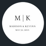 Adesivo Mínimo e Chic | Casamento<br><div class="desc">Mínimo e Chic | Adesivo redondo clássico de casamento branco e pretoEstes guardanapos elegantes e modernos de casamento ou chá de panela apresentam um simples design de texto preto e branco que exumenta o estilo minimalista. Adicione suas iniciais ou monograma para torná-las completamente suas.</div>