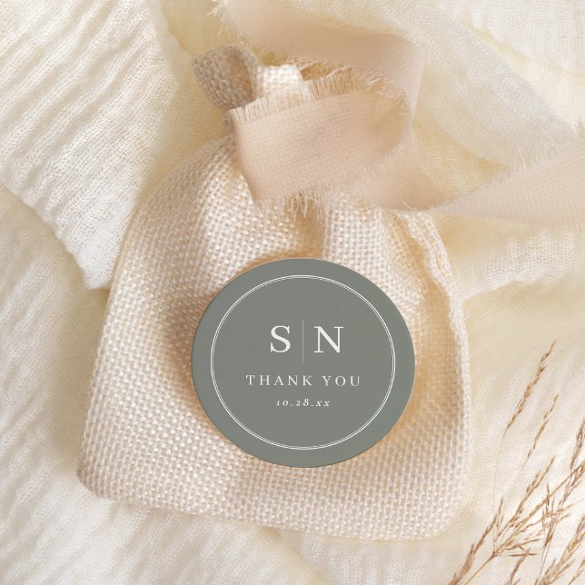 Adesivo Mínimo e Chic | Sage Green Wedding Inicial (A chic, sage green sticker with your monogram is perfect for your stylish wedding)