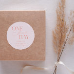 Adesivo Mínimo Mais Um Dia De Ensaio De Casamento Esbranqu<br><div class="desc">Um ensaio de casamento minimalista janta a favor de adesivo com texto tipográfico que diz "mais um dia". O plano de fundo é cor-de-rosa-claro.</div>